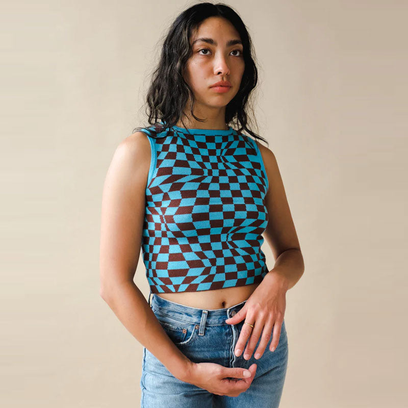 Swirl Checkered Print Crew Neck Sleeveless Fitted Knit Crop Top
